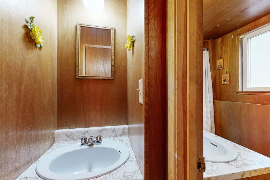 Superb lakefront home with mountain & lake views, fireplace, tennis & washer&dryer