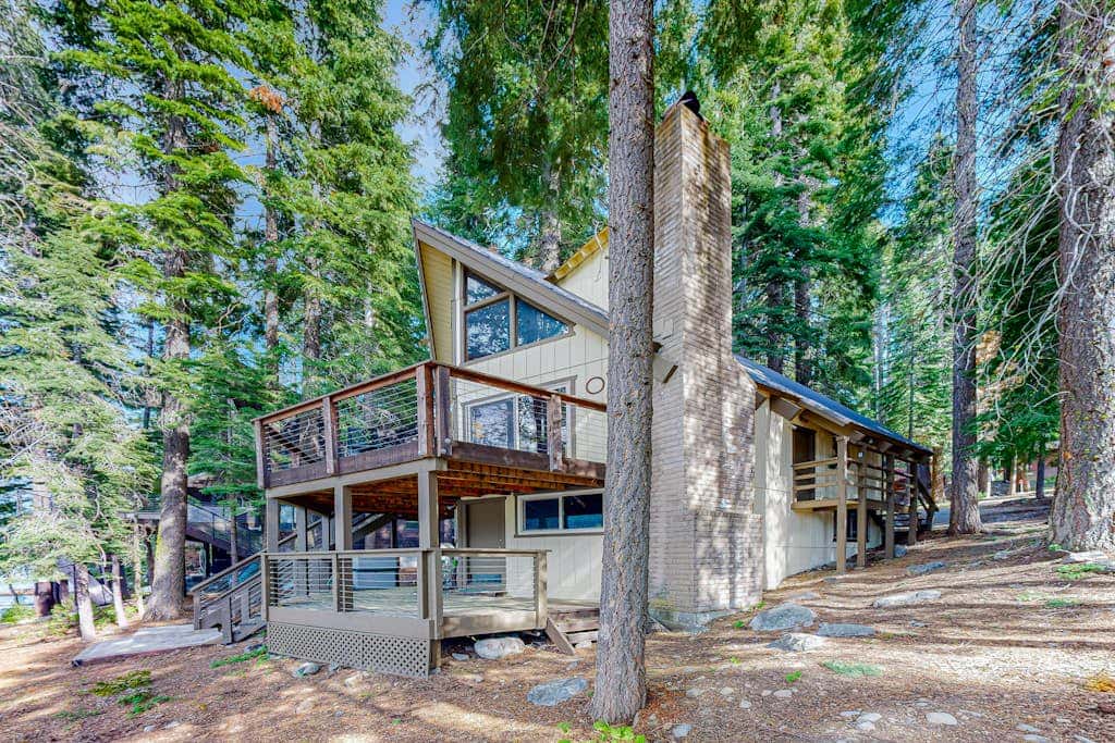 Superb lakefront home with mountain & lake views, fireplace, tennis & washer&dryer