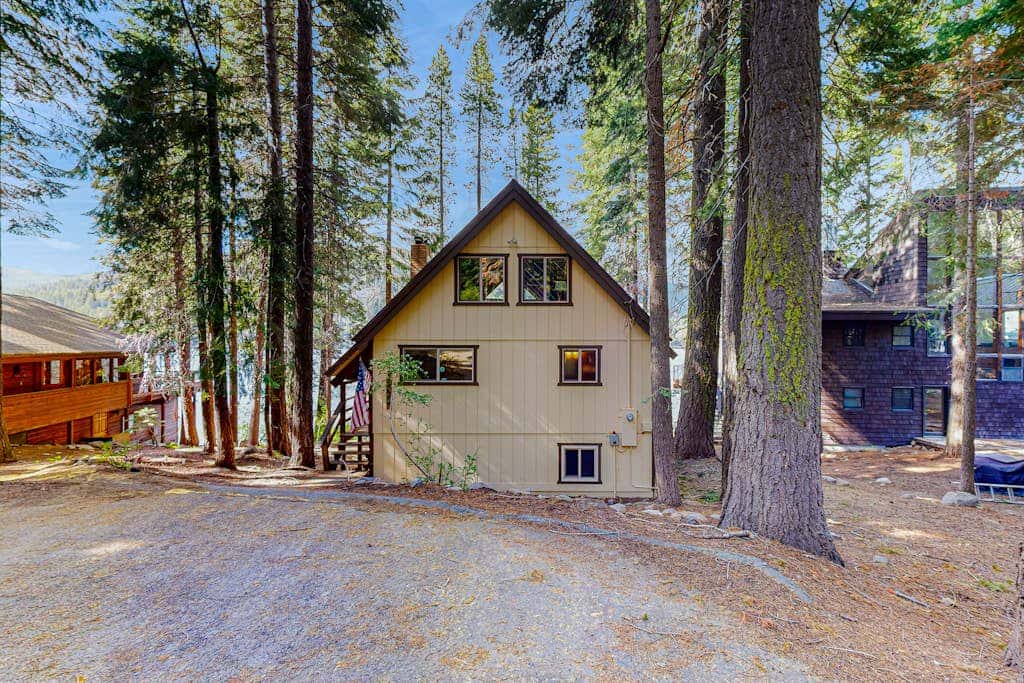 Superb lakefront home with mountain & lake views, fireplace, tennis & washer&dryer