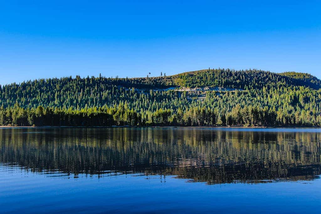 Superb lakefront home with mountain & lake views, fireplace, tennis & washer&dryer