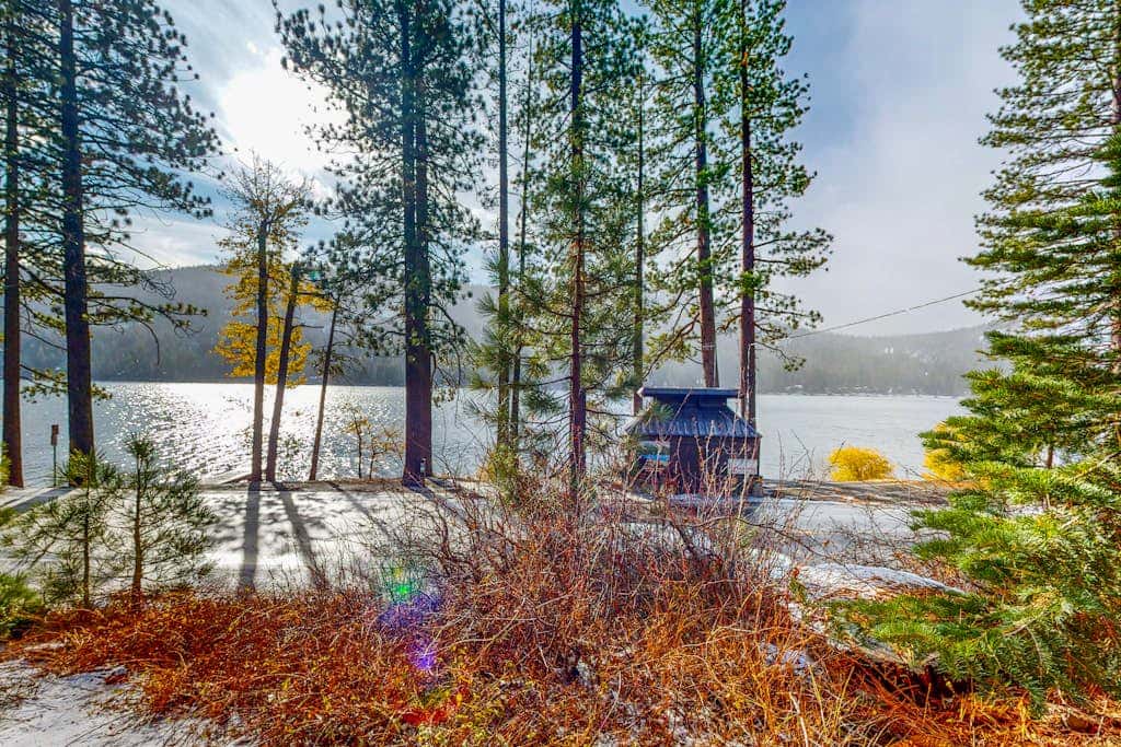 Dog-friendly waterfront cabin with lake views & access - close to slopes