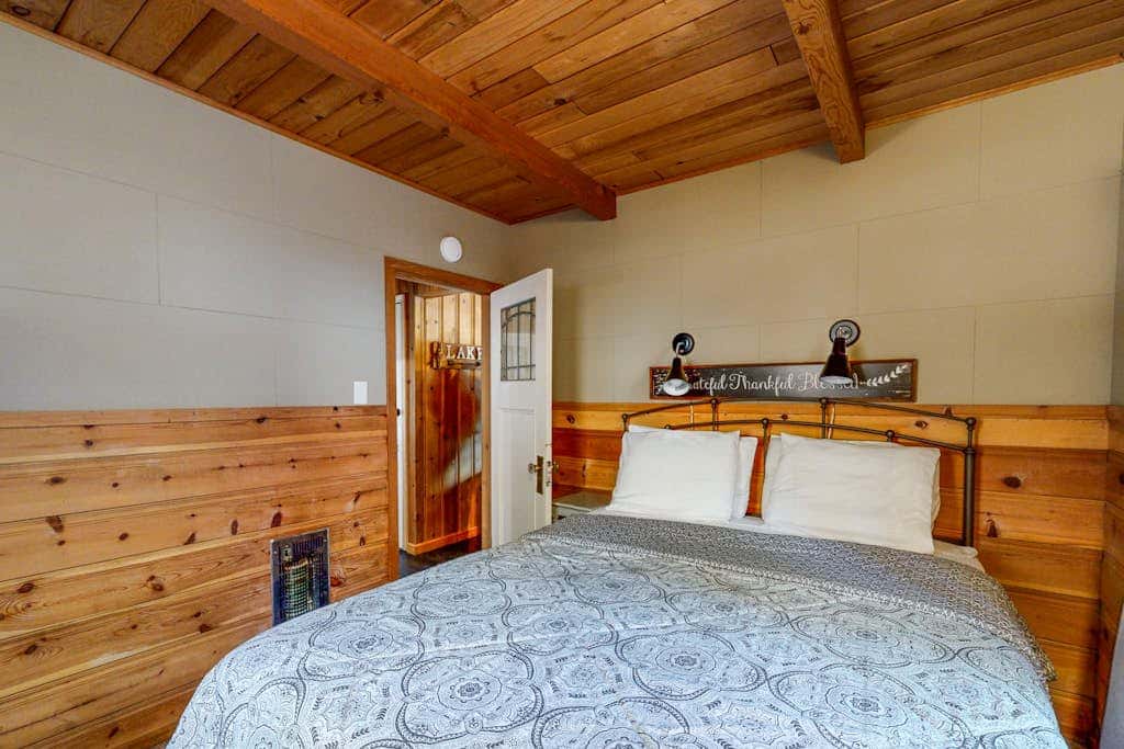 Dog-friendly waterfront cabin with lake views & access - close to slopes