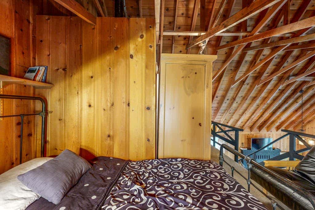 Dog-friendly waterfront cabin with lake views & access - close to slopes