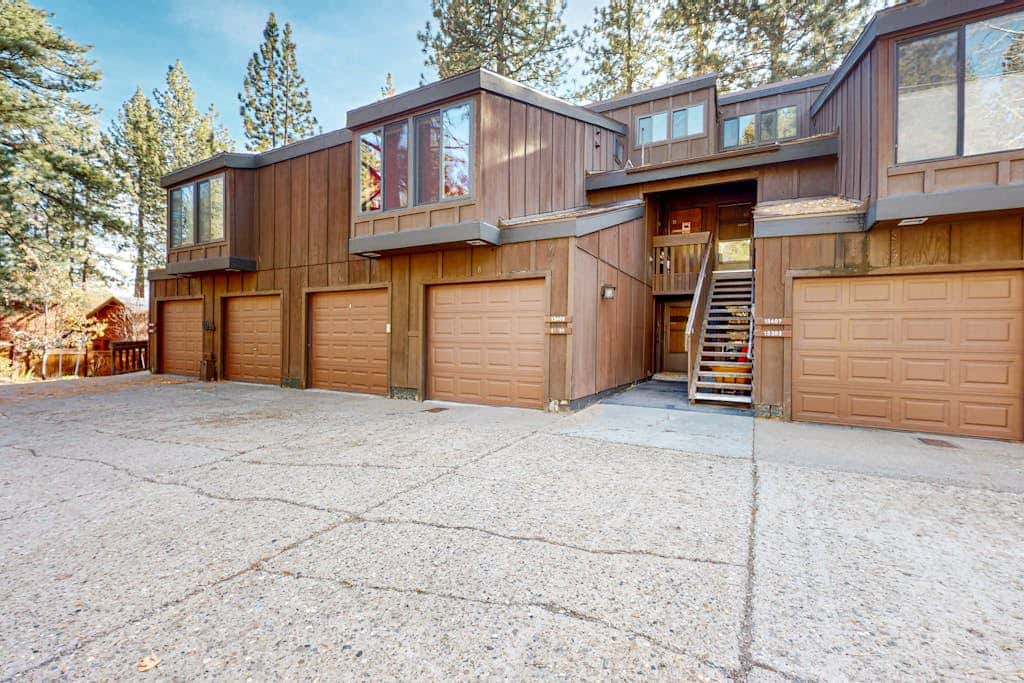 Second-floor lakefront condo with scenic views & easy access to town & slopes
