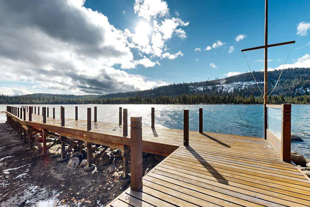 Second-floor lakefront condo with scenic views & easy access to town & slopes