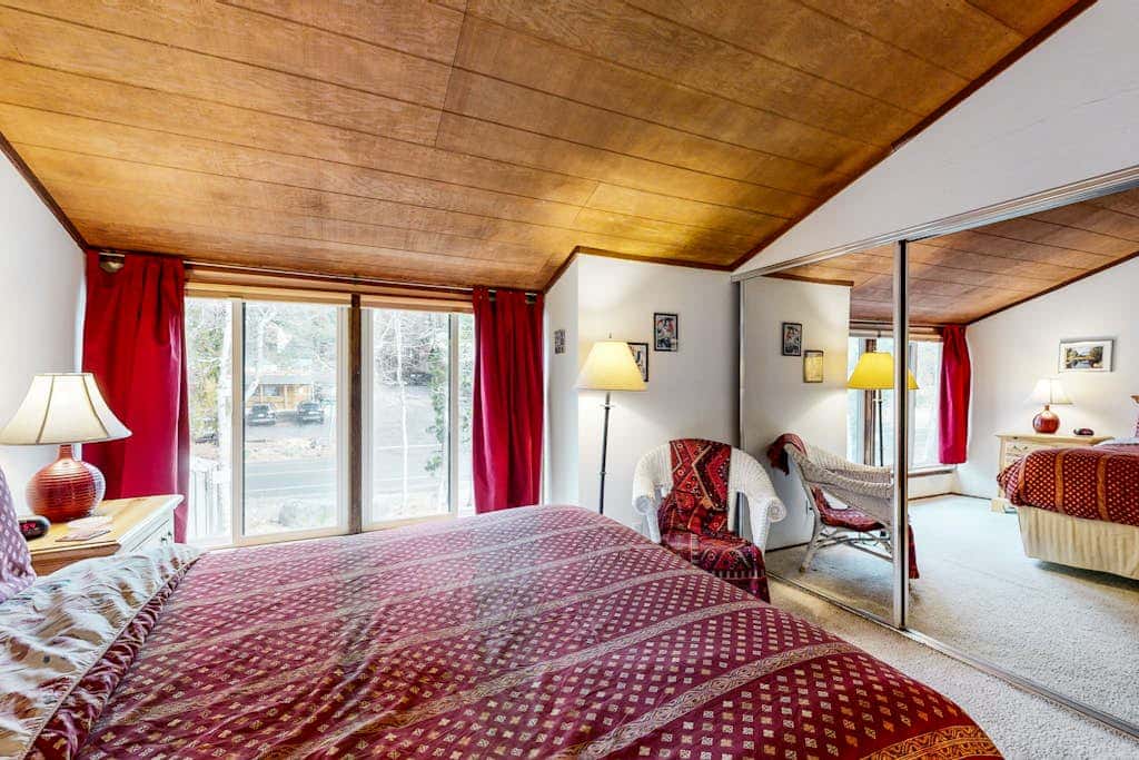 Second-floor lakefront condo with scenic views & easy access to town & slopes