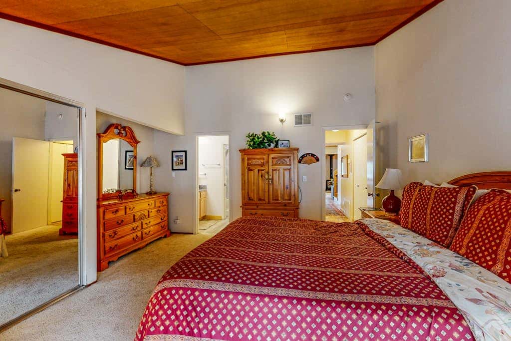 Second-floor lakefront condo with scenic views & easy access to town & slopes