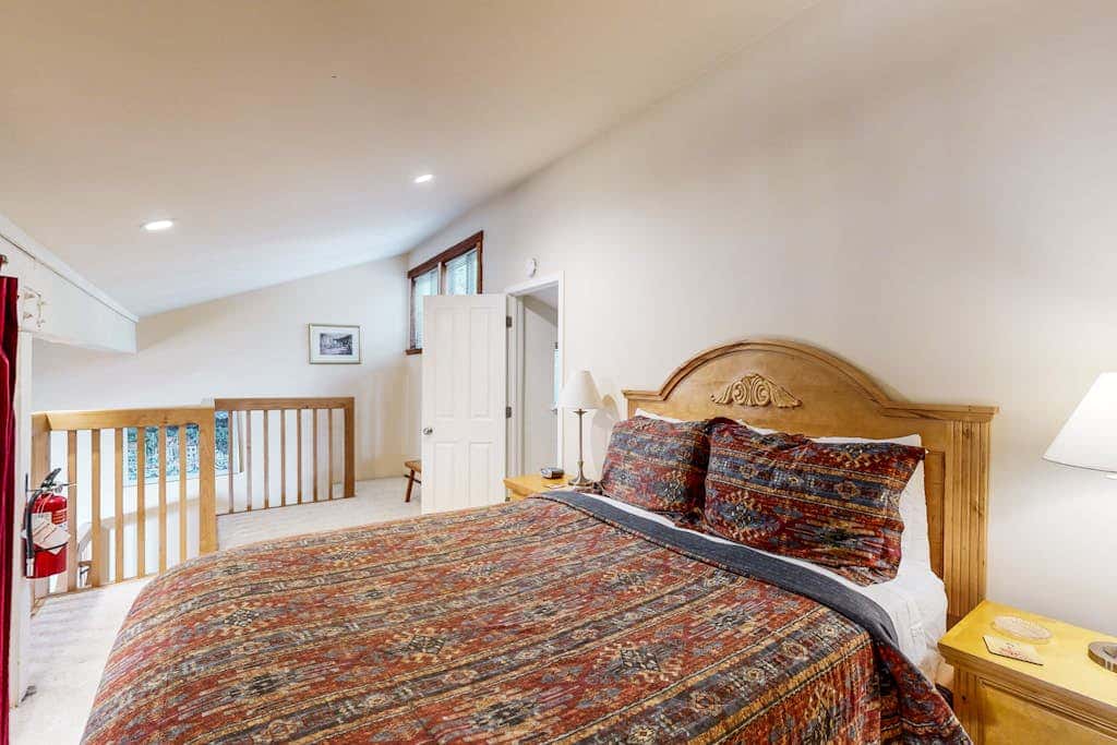 Second-floor lakefront condo with scenic views & easy access to town & slopes