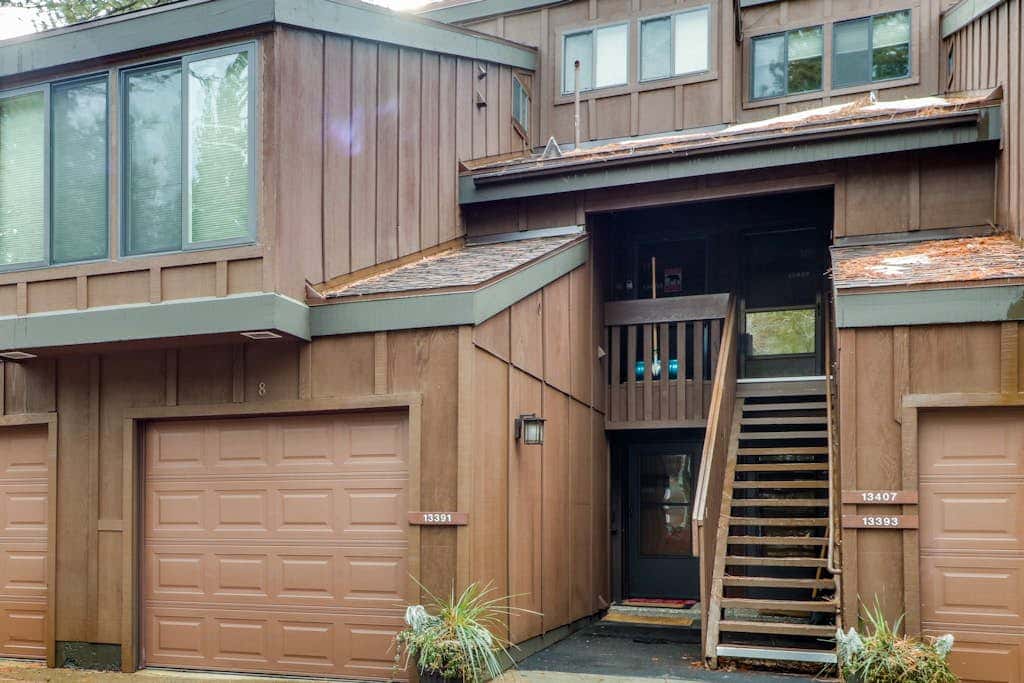 Second-floor lakefront condo with scenic views & easy access to town & slopes