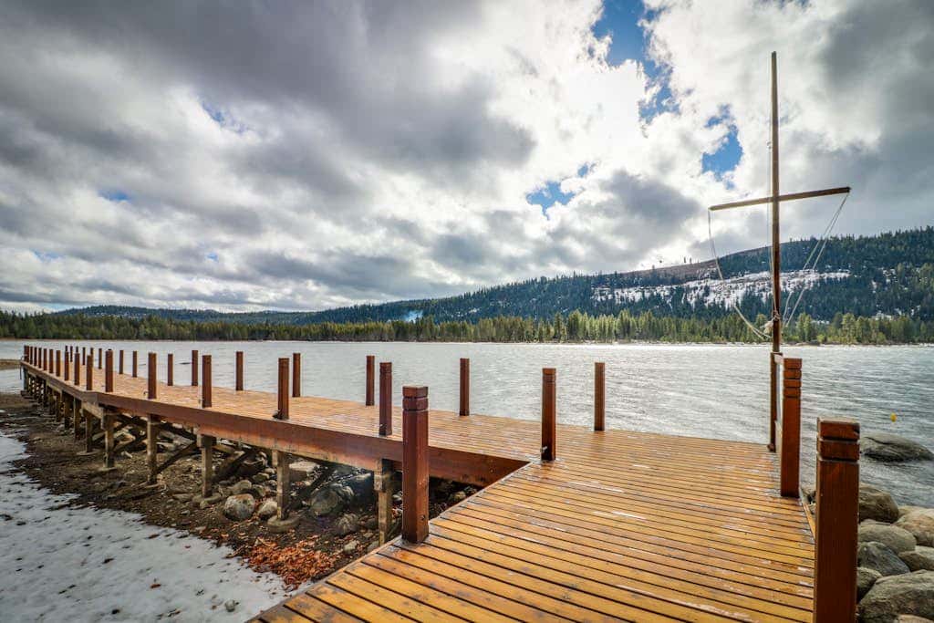 Second-floor lakefront condo with scenic views & easy access to town & slopes