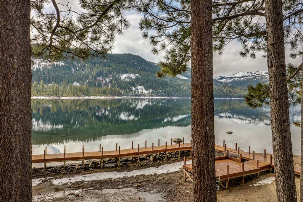 Second-floor lakefront condo with scenic views & easy access to town & slopes
