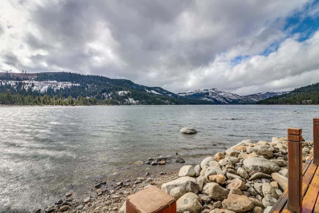 Second-floor lakefront condo with scenic views & easy access to town & slopes
