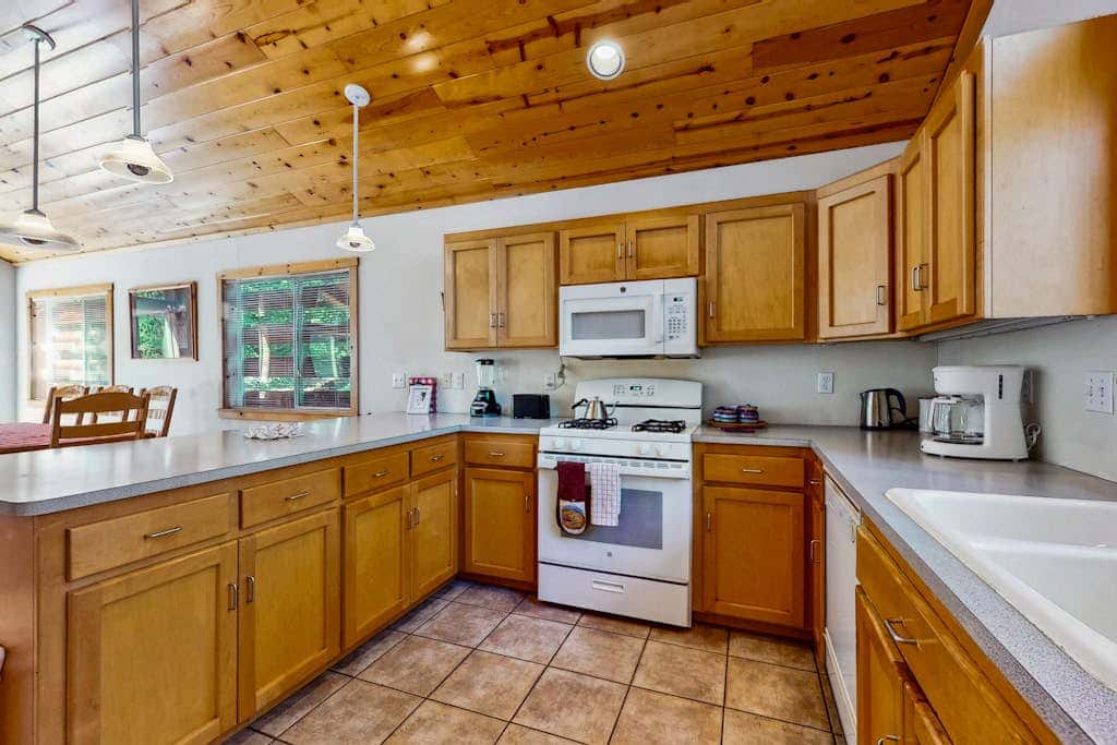 Dog-friendly cabin with pool & hot tub - near hiking & skiing
