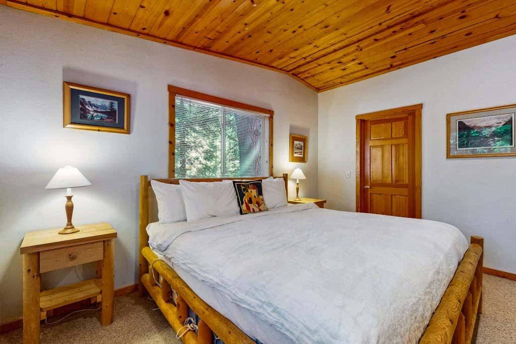 Dog-friendly cabin with pool & hot tub - near hiking & skiing