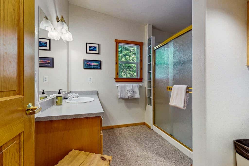 Dog-friendly cabin with pool & hot tub - near hiking & skiing