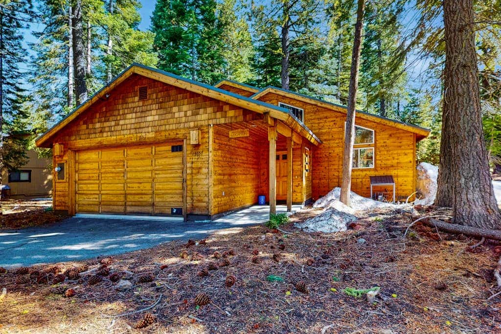 Dog-friendly cabin with pool & hot tub - near hiking & skiing