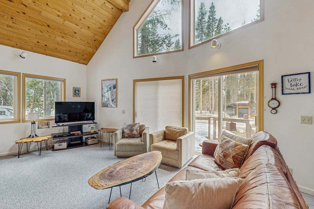 Cozy, dog-friendly getaway with wood stove & washer&dryer