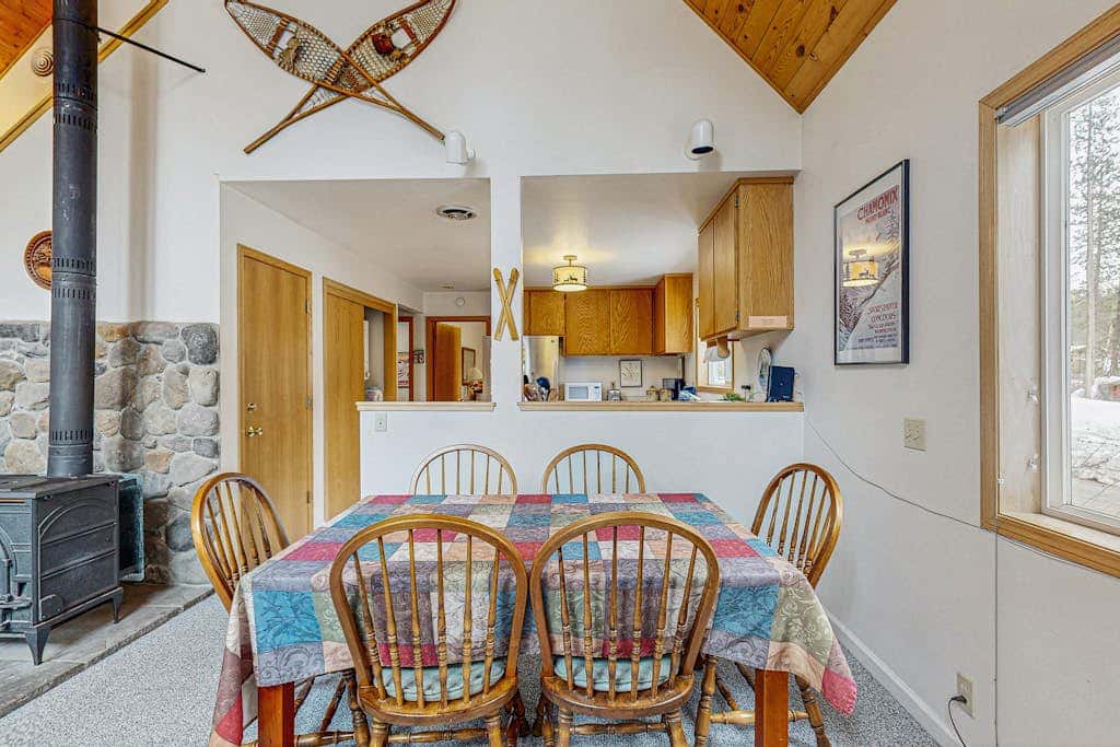 Cozy, dog-friendly getaway with wood stove & washer&dryer