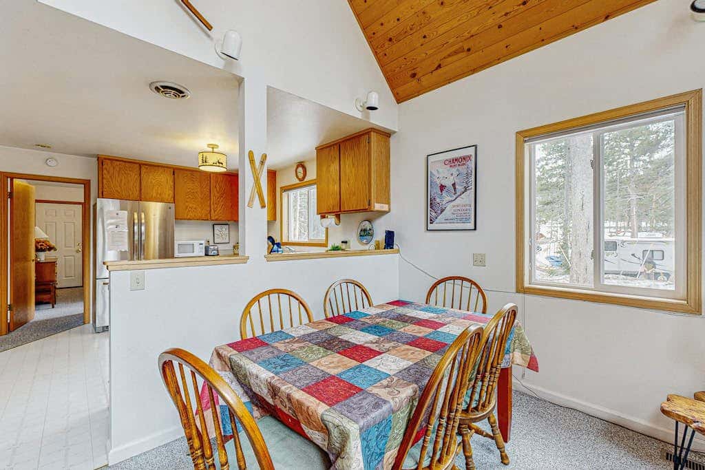 Cozy, dog-friendly getaway with wood stove & washer&dryer