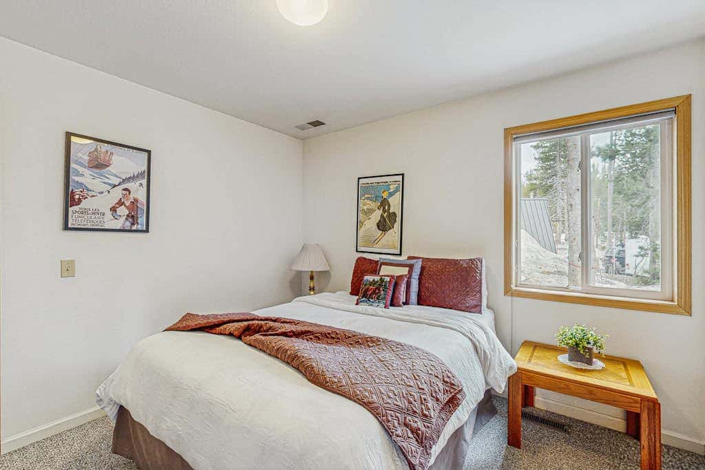 Cozy, dog-friendly getaway with wood stove & washer&dryer