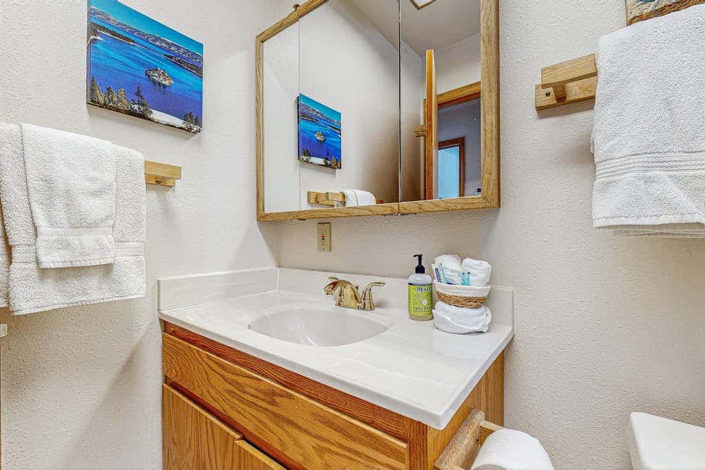 Cozy, dog-friendly getaway with wood stove & washer&dryer