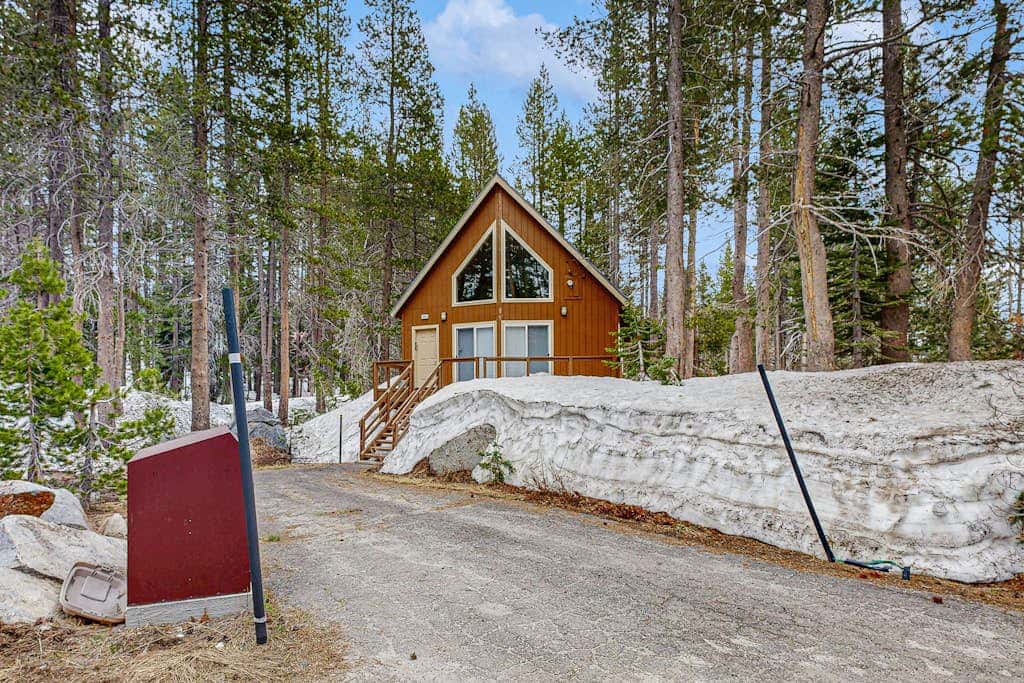 Cozy, dog-friendly getaway with wood stove & washer&dryer