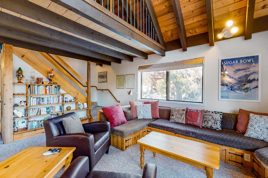 Charming dog-friendly cabin with XC skiing & bike trails outside the door
