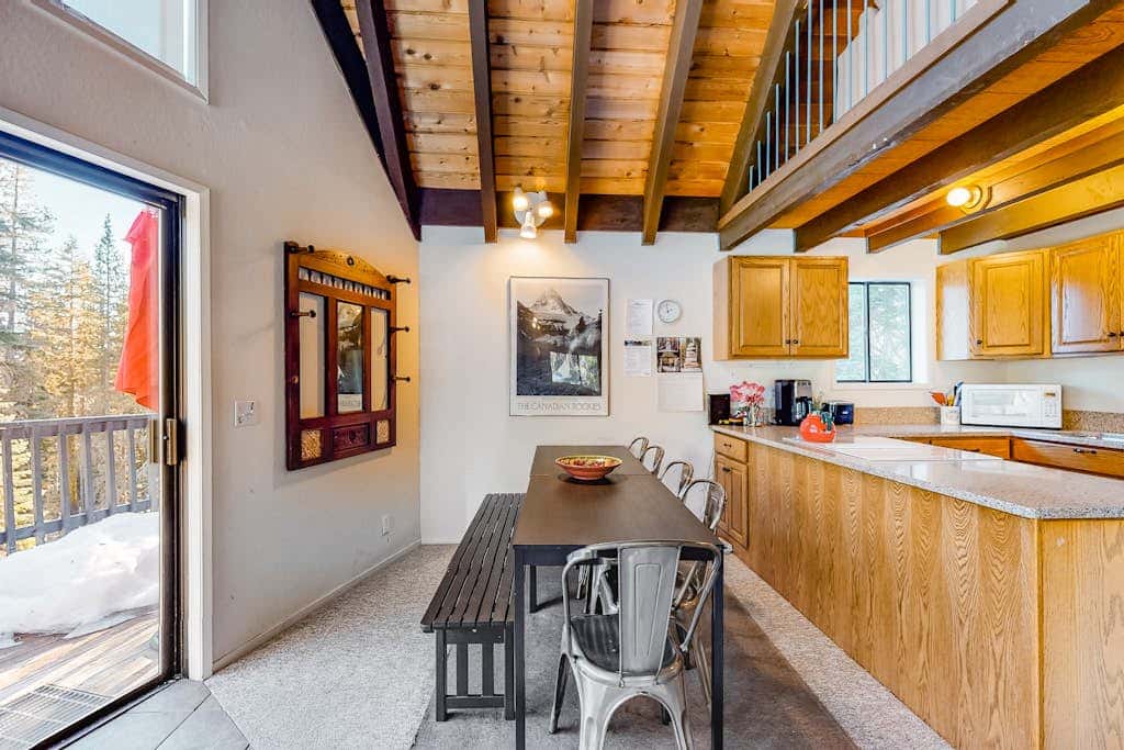 Charming dog-friendly cabin with XC skiing & bike trails outside the door