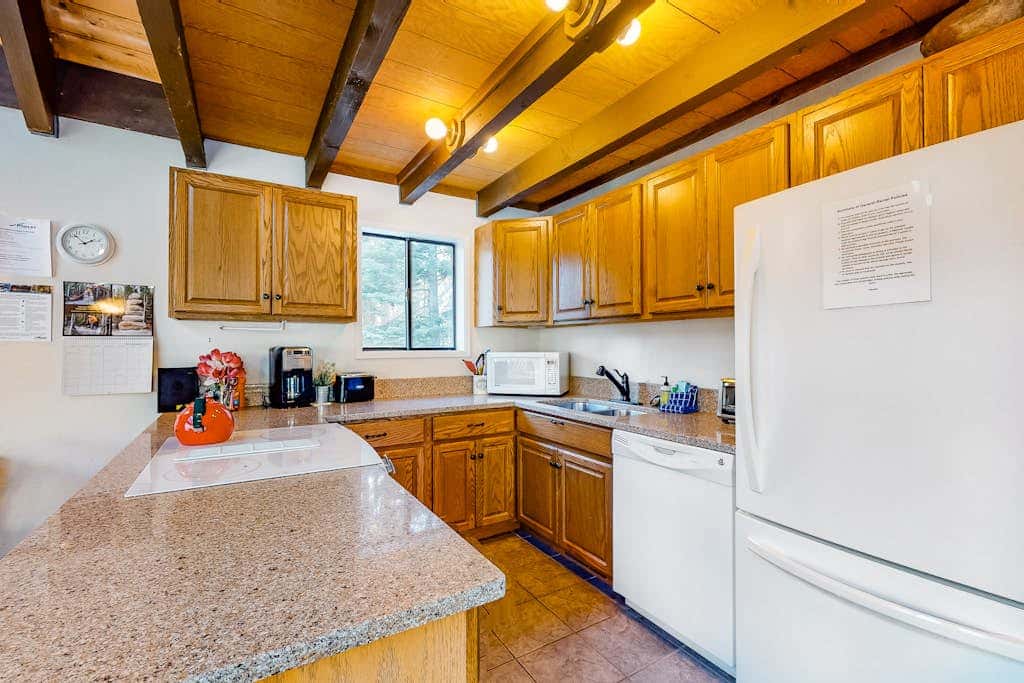 Charming dog-friendly cabin with XC skiing & bike trails outside the door