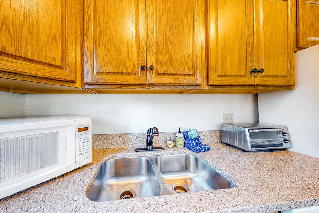 Charming dog-friendly cabin with XC skiing & bike trails outside the door