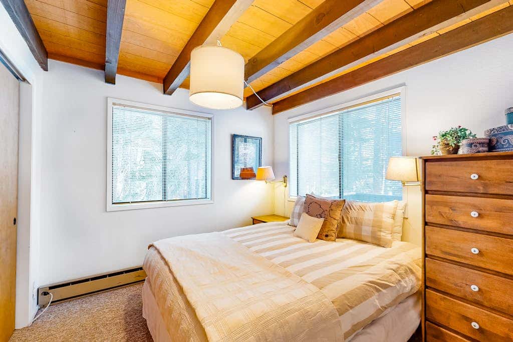 Charming dog-friendly cabin with XC skiing & bike trails outside the door
