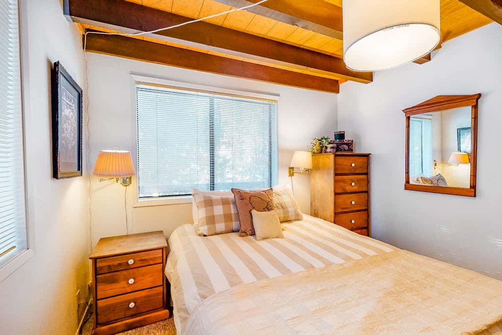 Charming dog-friendly cabin with XC skiing & bike trails outside the door