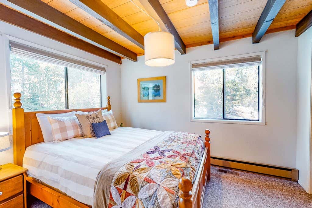 Charming dog-friendly cabin with XC skiing & bike trails outside the door