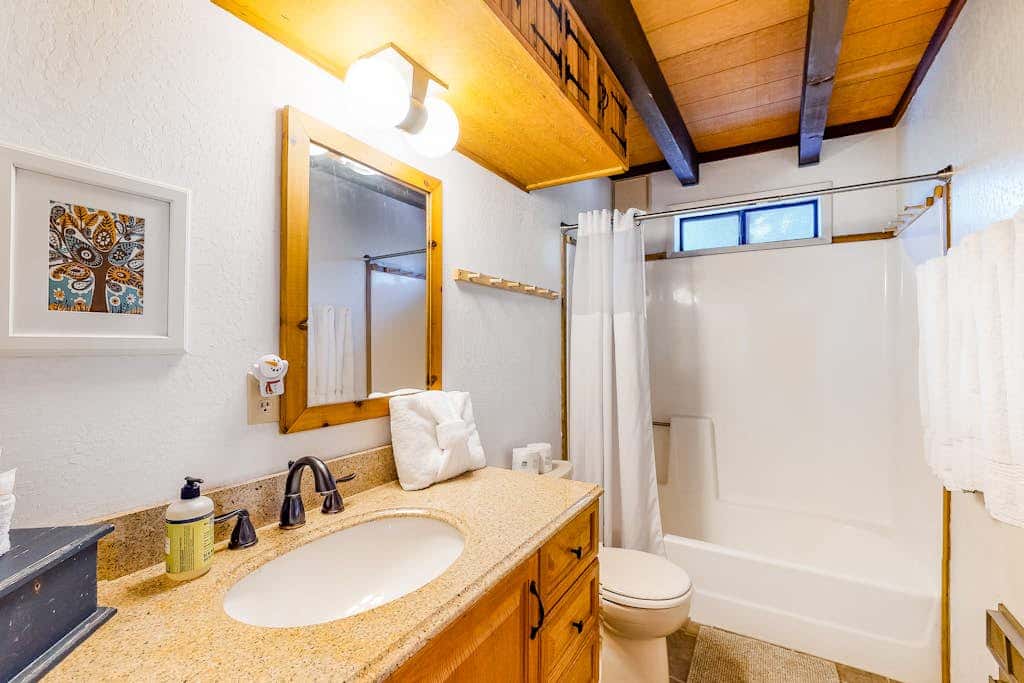 Charming dog-friendly cabin with XC skiing & bike trails outside the door