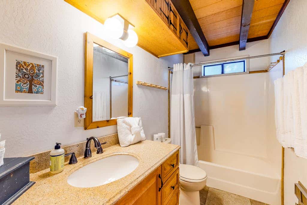 Charming dog-friendly cabin with XC skiing & bike trails outside the door