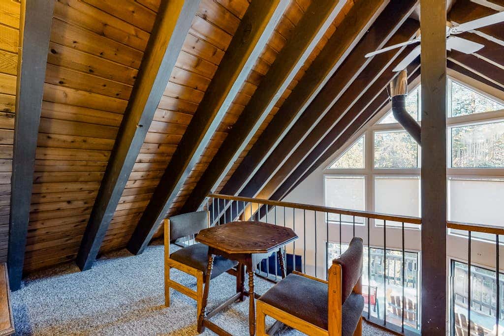 Charming dog-friendly cabin with XC skiing & bike trails outside the door
