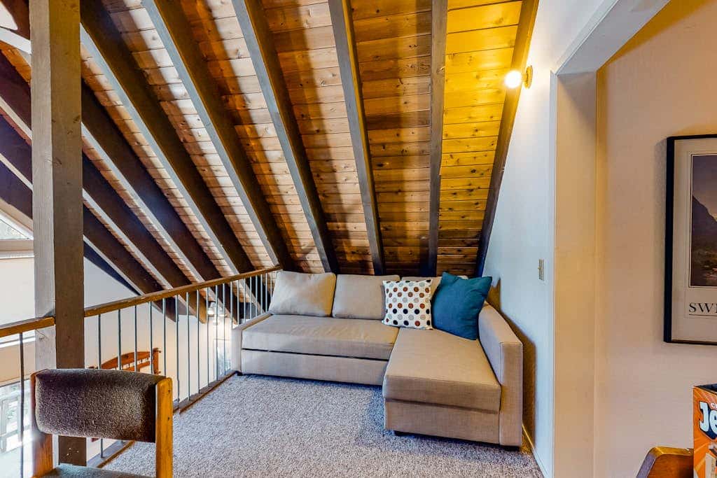 Charming dog-friendly cabin with XC skiing & bike trails outside the door