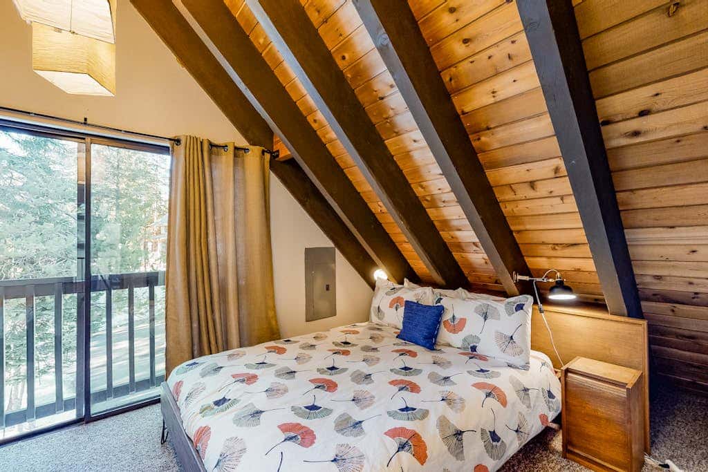 Charming dog-friendly cabin with XC skiing & bike trails outside the door