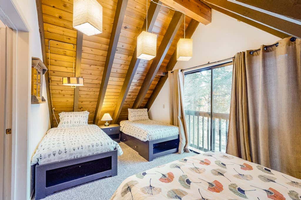 Charming dog-friendly cabin with XC skiing & bike trails outside the door