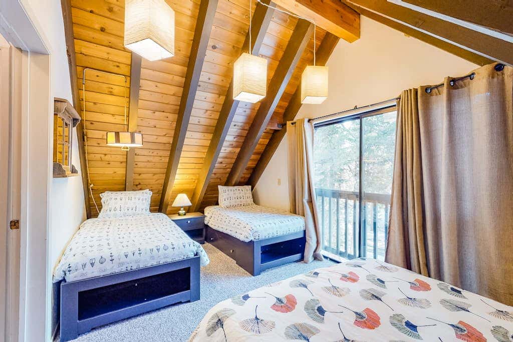 Charming dog-friendly cabin with XC skiing & bike trails outside the door