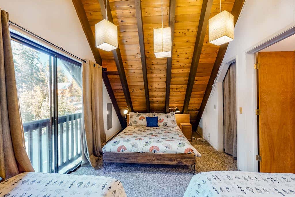Charming dog-friendly cabin with XC skiing & bike trails outside the door