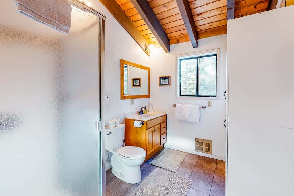 Charming dog-friendly cabin with XC skiing & bike trails outside the door