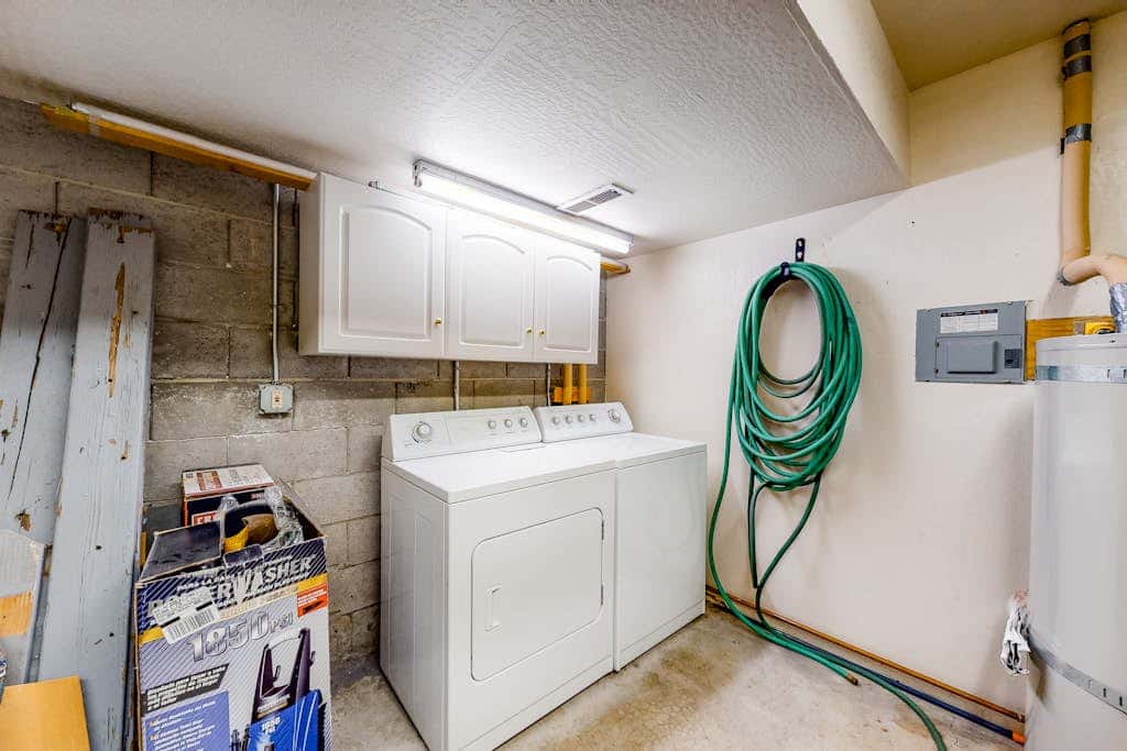 Charming dog-friendly cabin with XC skiing & bike trails outside the door