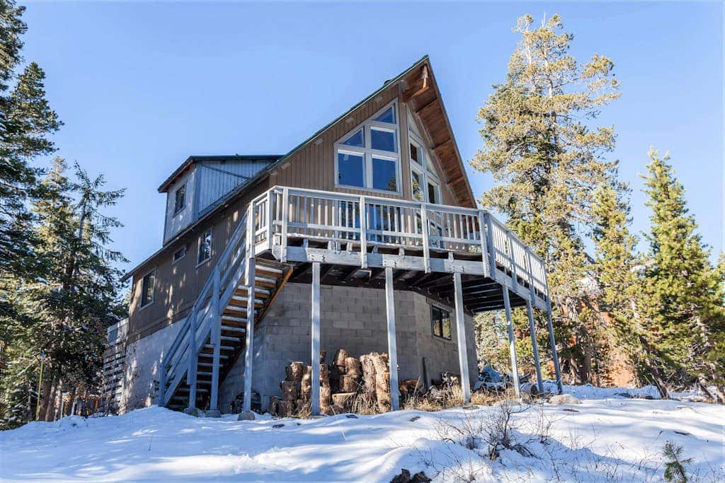 Charming dog-friendly cabin with XC skiing & bike trails outside the door