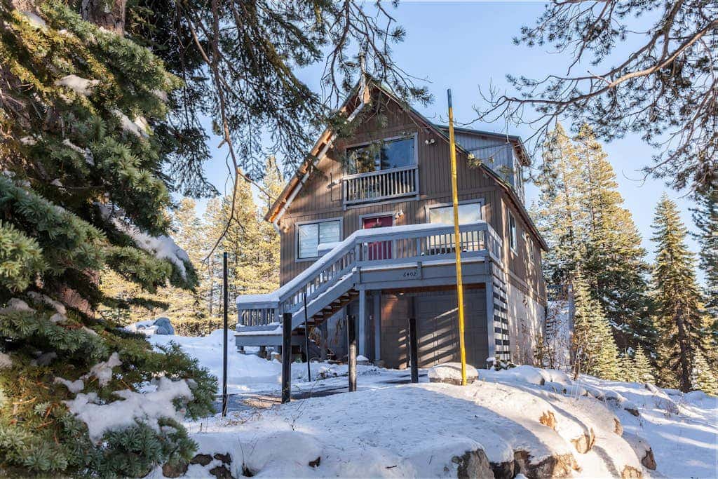 Charming dog-friendly cabin with XC skiing & bike trails outside the door