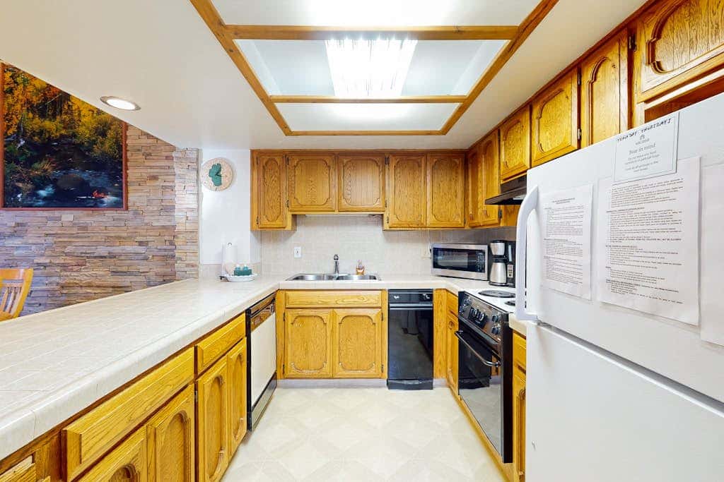 Townhome with pool, sauna, tennis, private hot tub, & foosball, sleeps 8