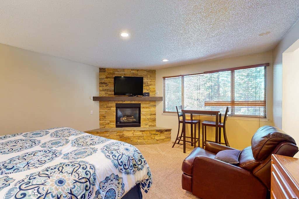 Townhome with pool, sauna, tennis, private hot tub, & foosball, sleeps 8