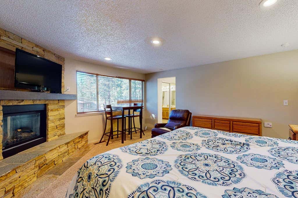 Townhome with pool, sauna, tennis, private hot tub, & foosball, sleeps 8