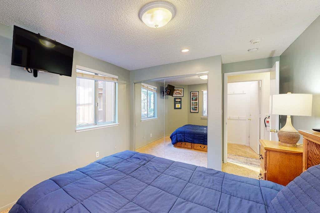 Townhome with pool, sauna, tennis, private hot tub, & foosball, sleeps 8