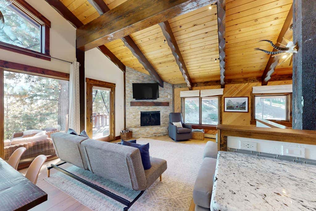 Dog-friendly mountain retreat with private hot tub, fireplace & views, sleeps 8